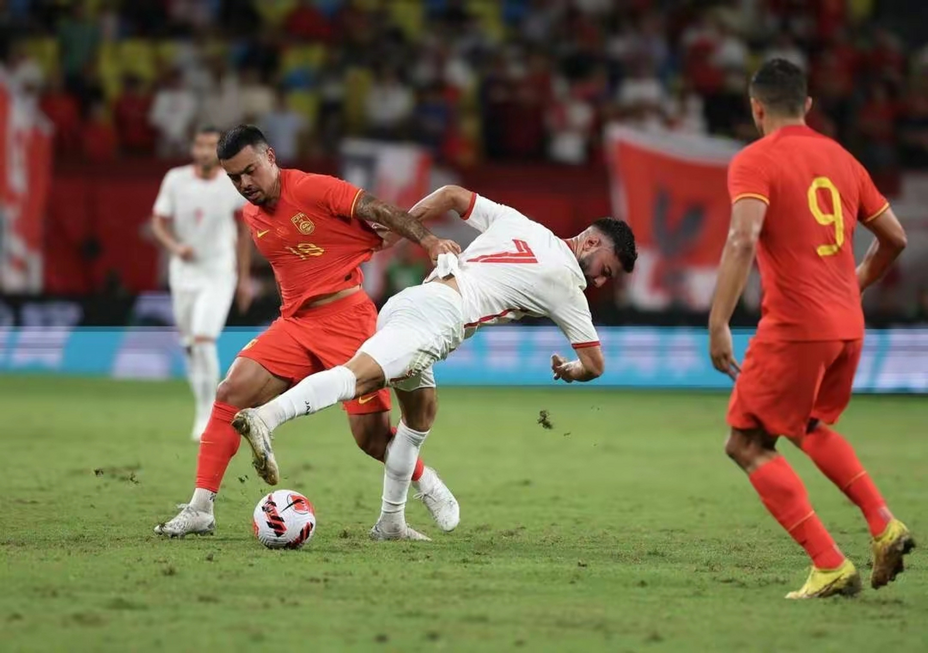 紧张刺激，足球比赛中发生了令人惊讶的事情(紧张刺激,足球比赛中发生了令人惊讶的事情英语)