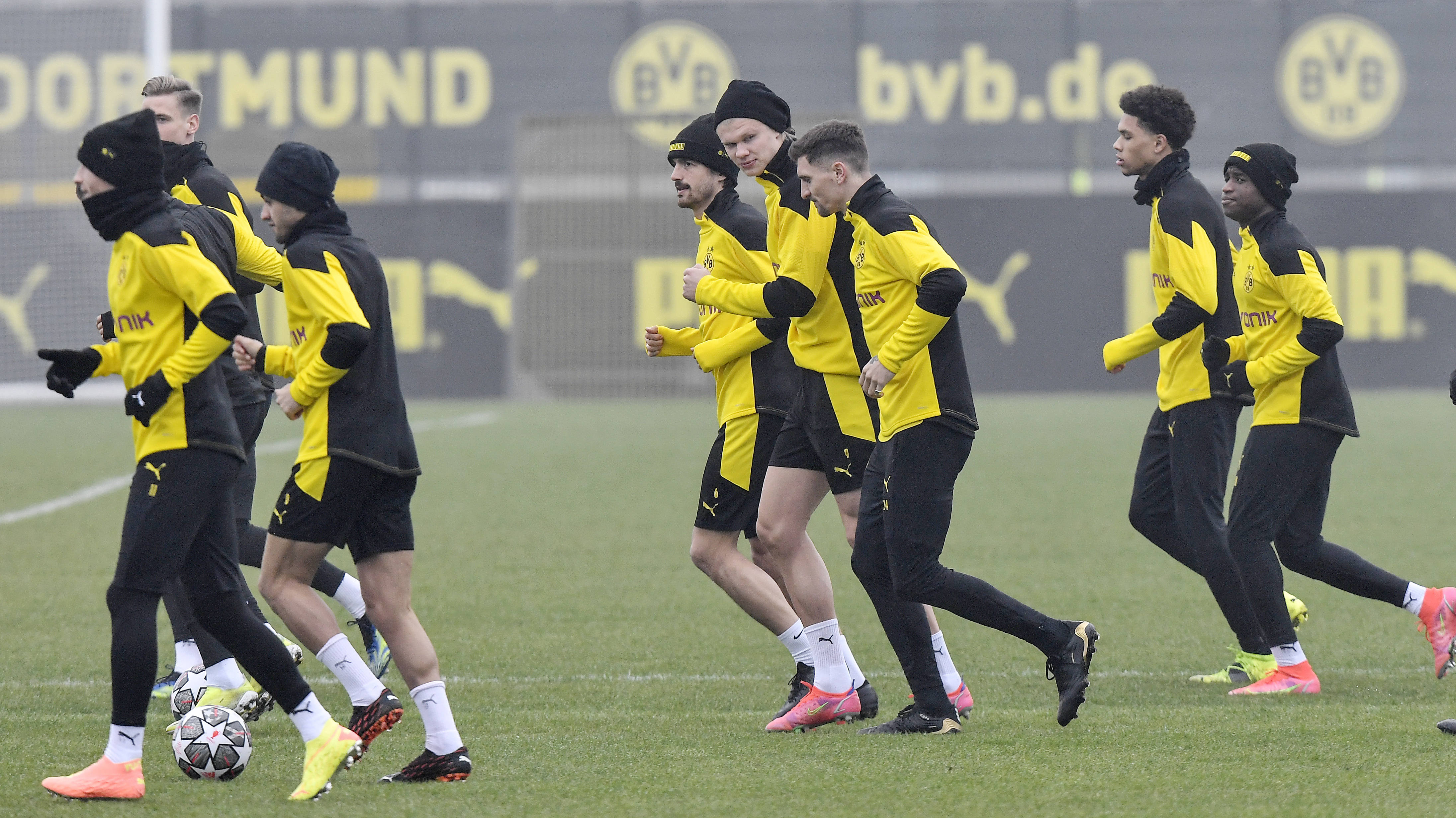 多特蒙德队员备战下一场比赛，为荣誉而战(多特蒙德主场进球歌曲)